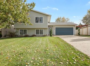 2104 Woodhavens Dr, Bloomington, IL 61701