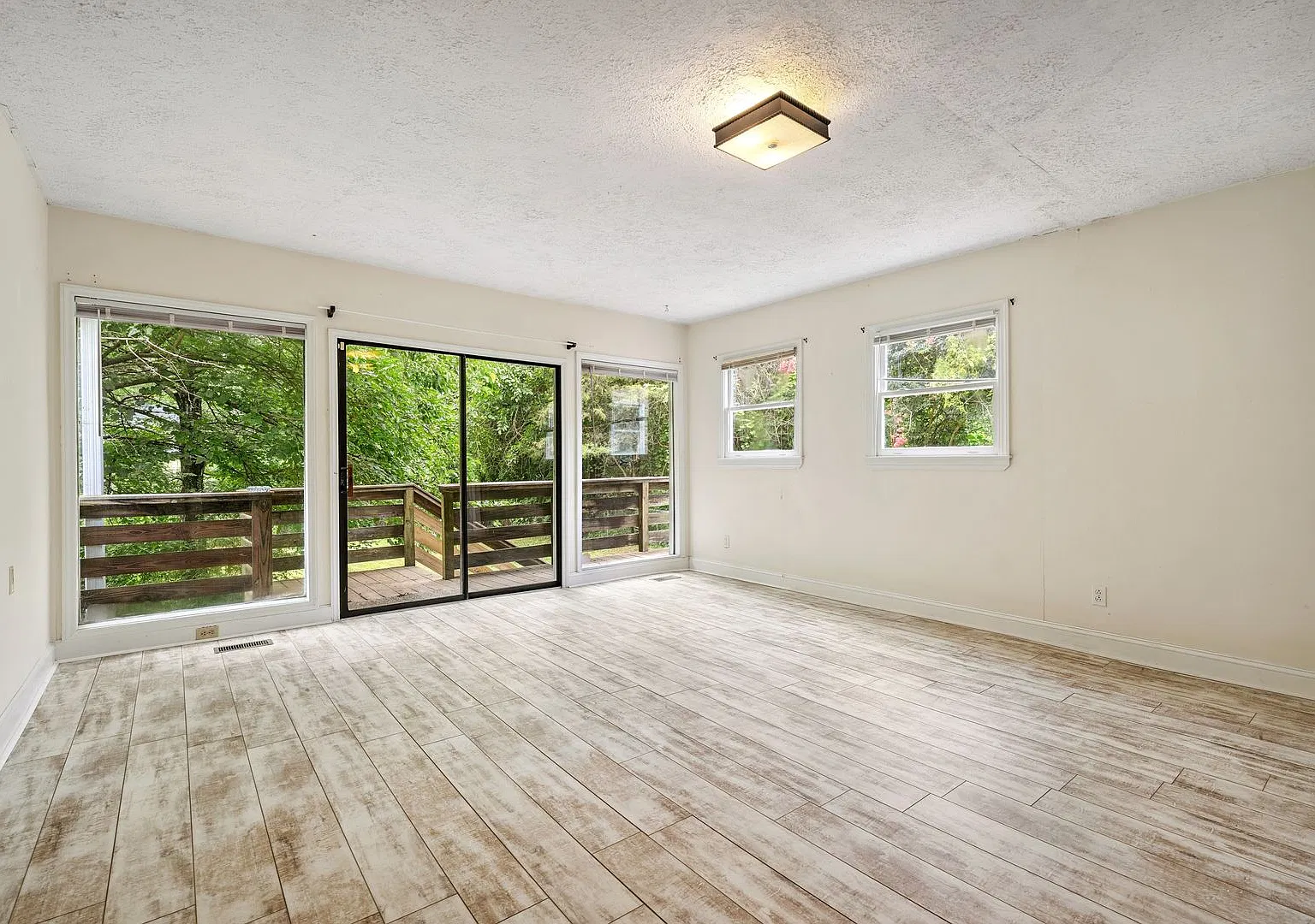 Charming 2 Bedroom 1 Bath Home With Home Office and Massive Fenced in Yard!! — Photo 3