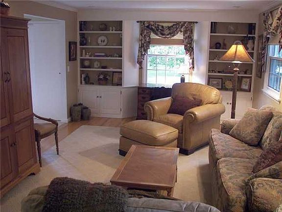 3rd image of 12 Woodside Ln