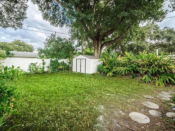 4th image of 1829 Chateau Dr W