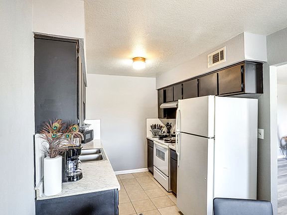 4th image of 644 Swan Dr #A