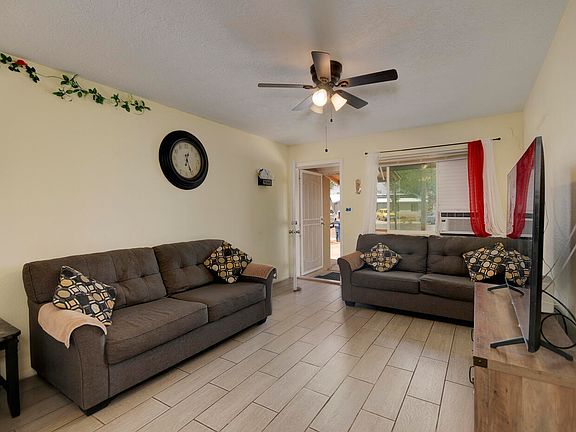 2nd image of 325 Calle Don Marcos NE