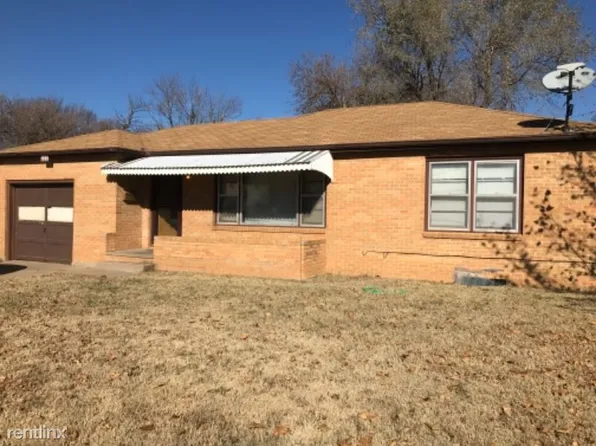 104 W 10th Ave, Hutchinson, KS 67501