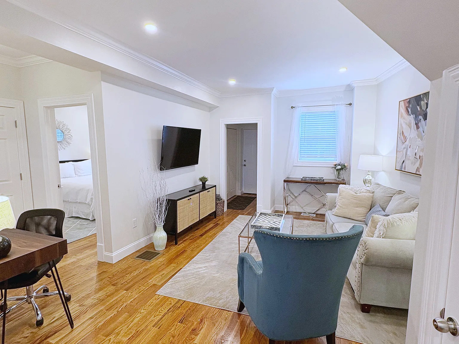 2 bed, 850 sqft, $7,350 — Photo 3