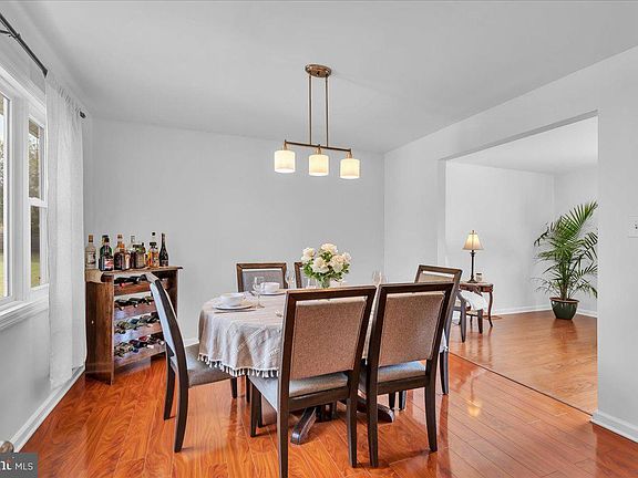4th image of 7 Surrey Ct