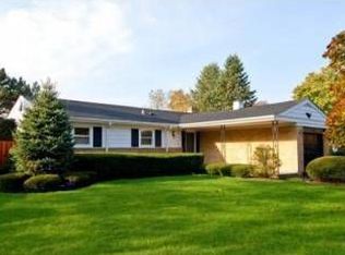 1335 Plymouth Ln, Glenview, IL 60025