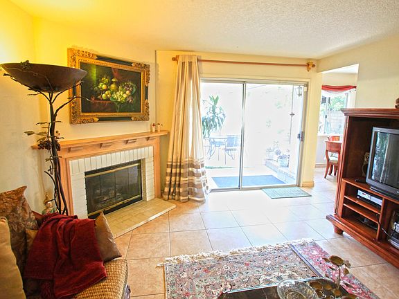 Living Room w Gas Fireplace