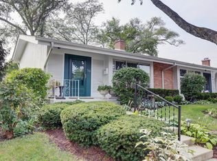 710 Carriage Hill Dr, Glenview, IL 60025