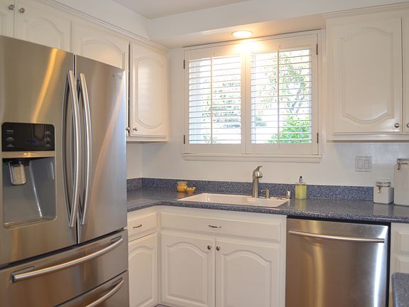 5th image of 22732 Hamlin St