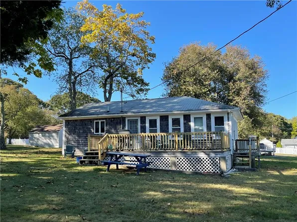 35 Harriet Ave, Portsmouth, RI 02871