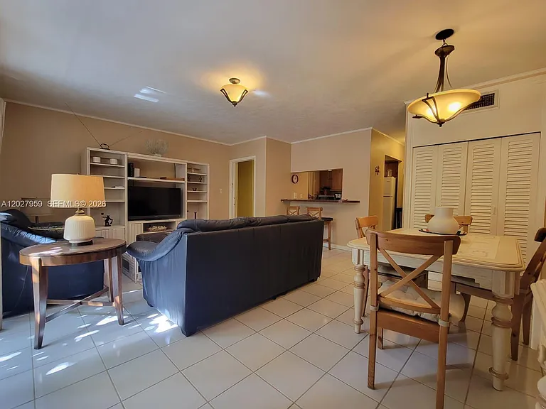 815 Middle River Dr #203 — Photo 5