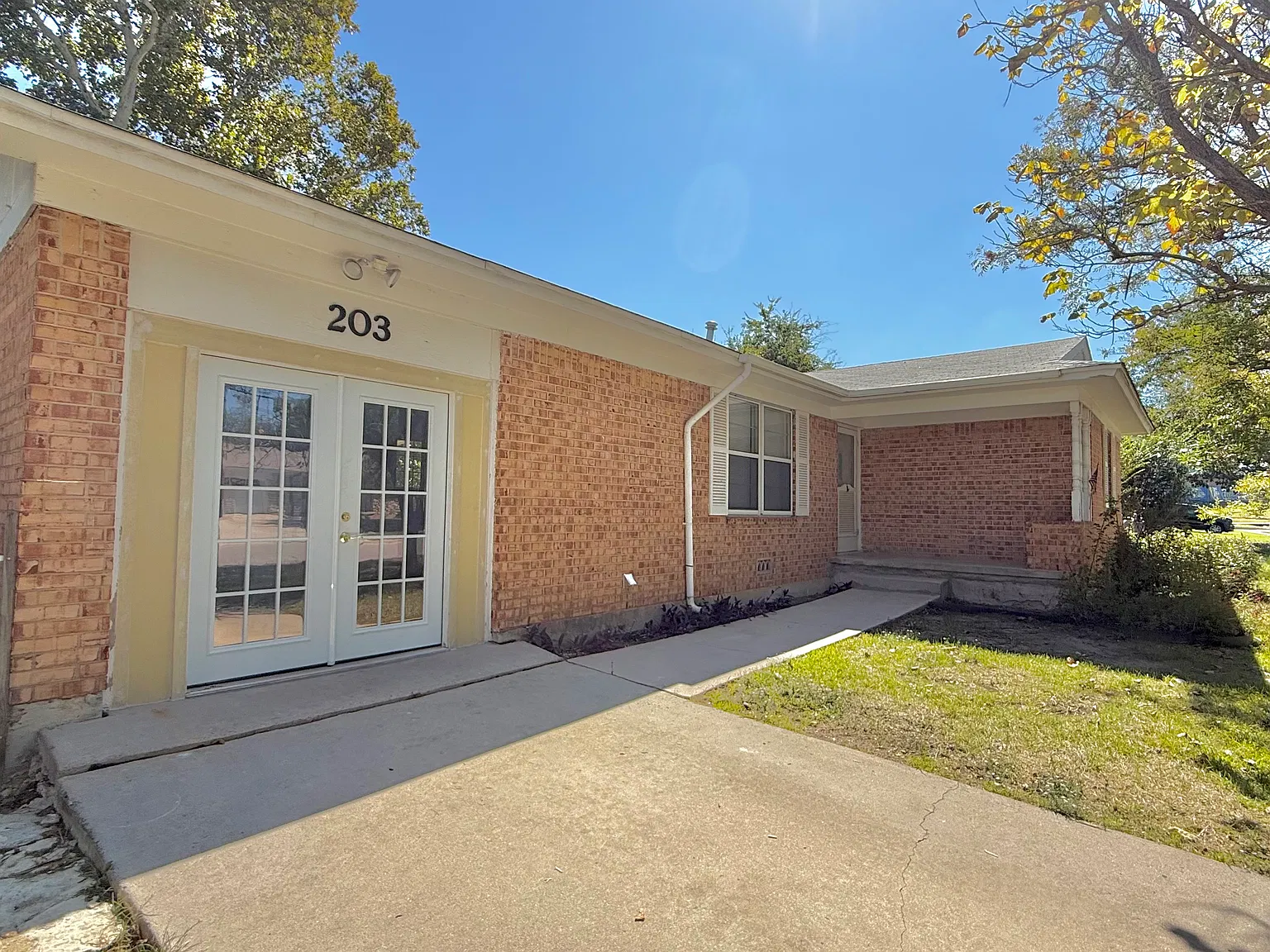 3 Bedroom 1.5 Bathroom with 1415 SQFT — Photo 1