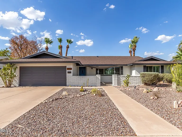 1942 E Pebble Beach Dr — Photo 1