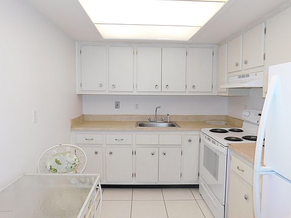 3rd image of 221 Columbia Dr APT 241