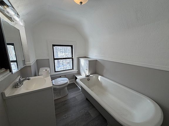 4th image of 1930 Newton St #3