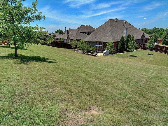 3rd image of 528 Castlewood Dr