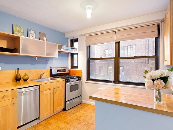 5th image of 301 E 40th St #2T