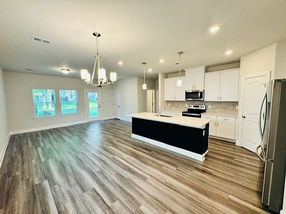 This townhouse offers a spacious main living area on the 1st floor. You can have a formal dining table in addition to island seating.