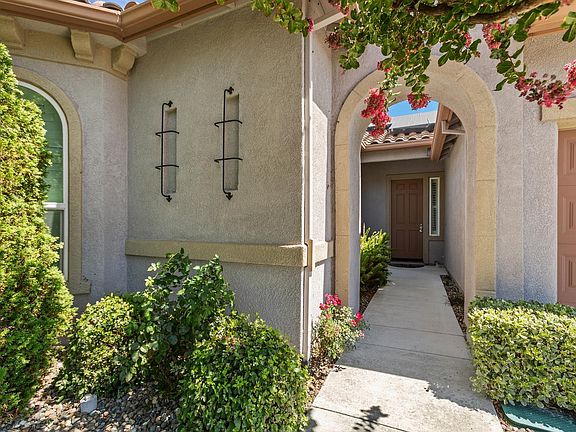 3rd image of 426 Eagle Crest Way