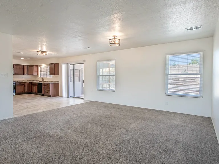 409 Longwood Dr NE — Photo 18