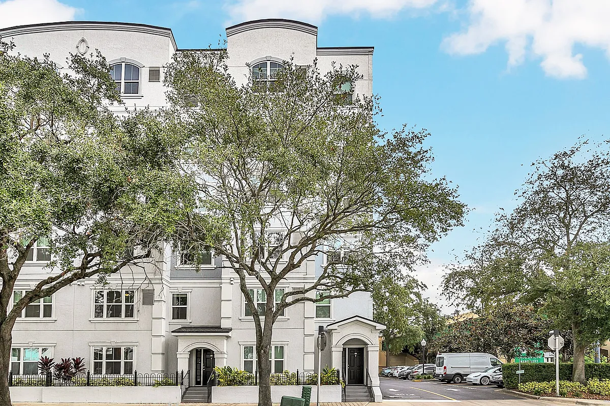 Building Photo - 204 E South St #1055