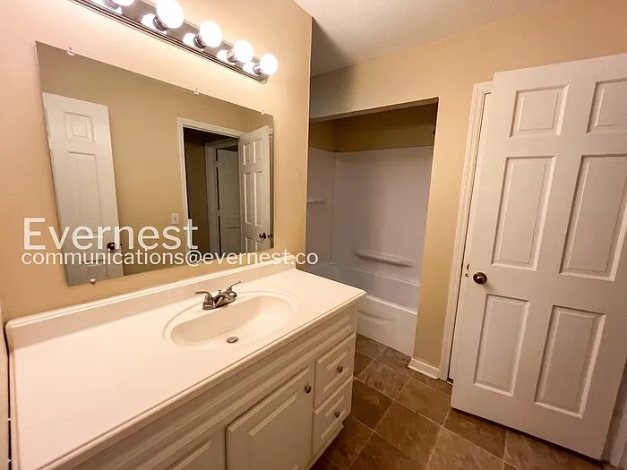 2406 Lyndon Ave #4 — Photo 7