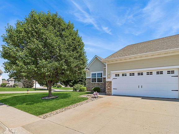 2nd image of 331 NE Aaron Ln