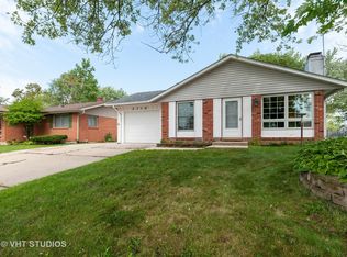 2316 Springhill Ln, Lindenhurst, IL 60046