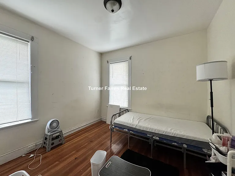 139 E Cottage St — Photo 2