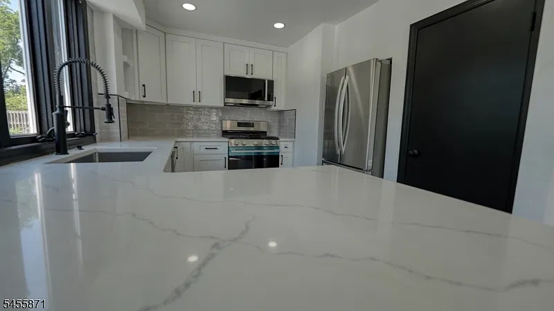 2 bed, 1.0 bath, 1300 sqft, $3,500 — Photo 4