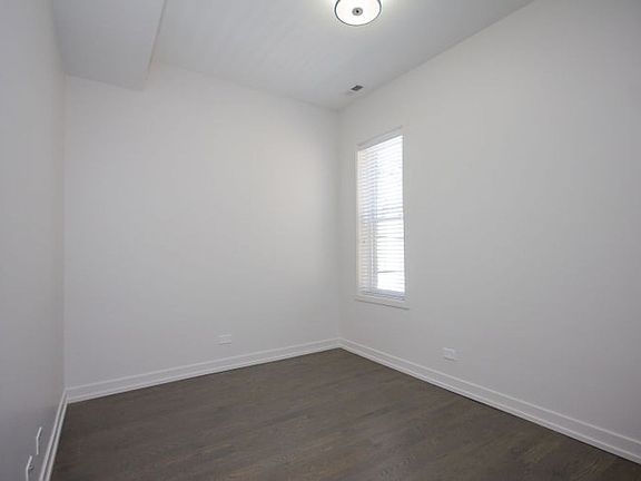 5th image of 1008-12 W 18th Pl #305