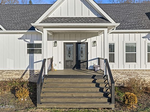 3rd image of 916 Zirkle Rd