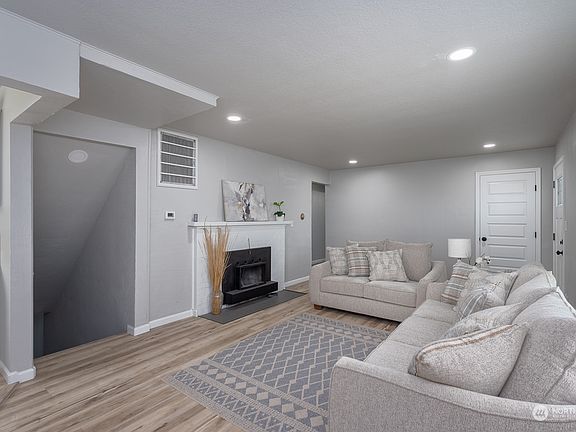 4th image of 420 W Northshore Drive