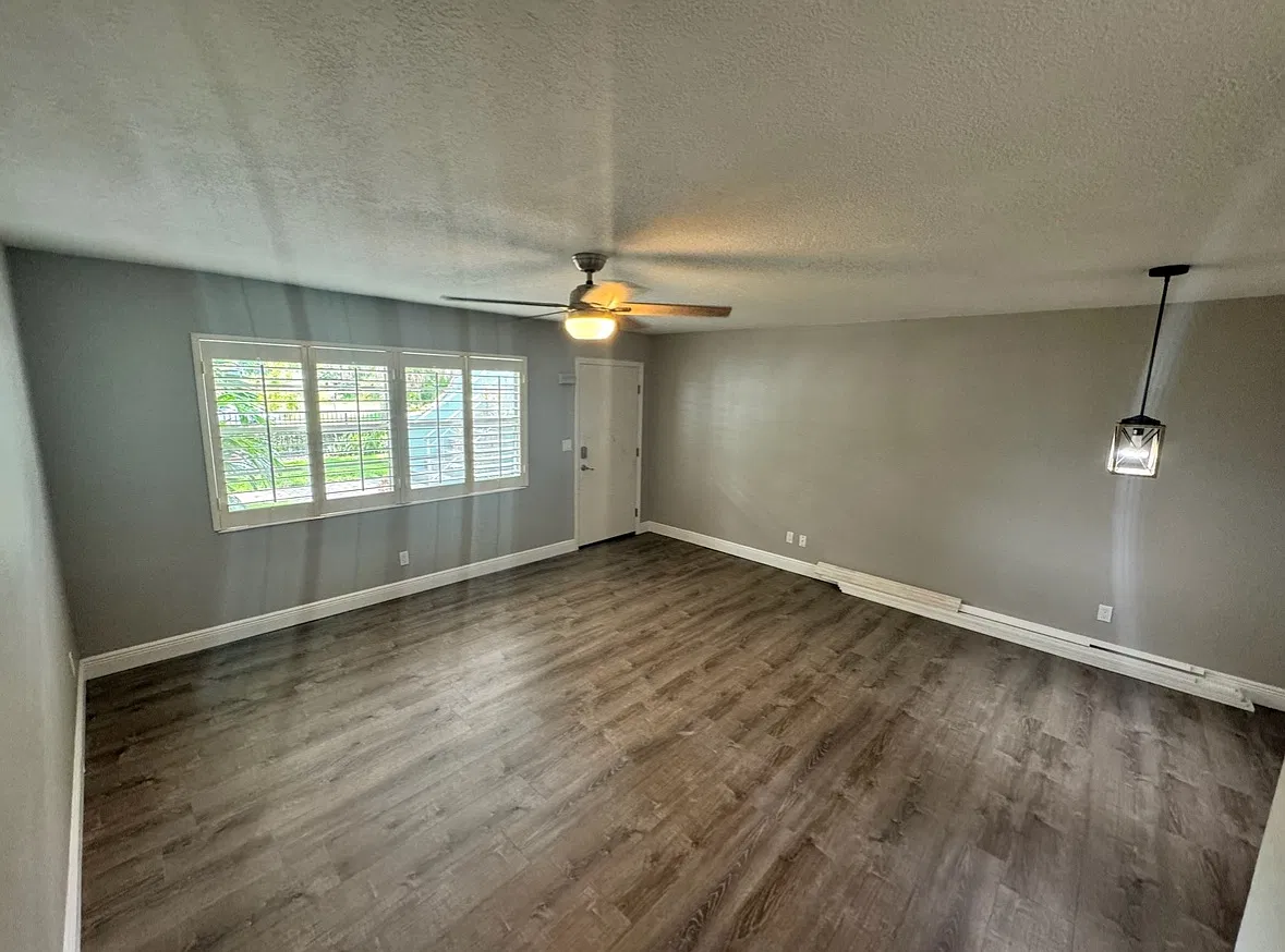 3225 E Riverside Dr — Photo 4