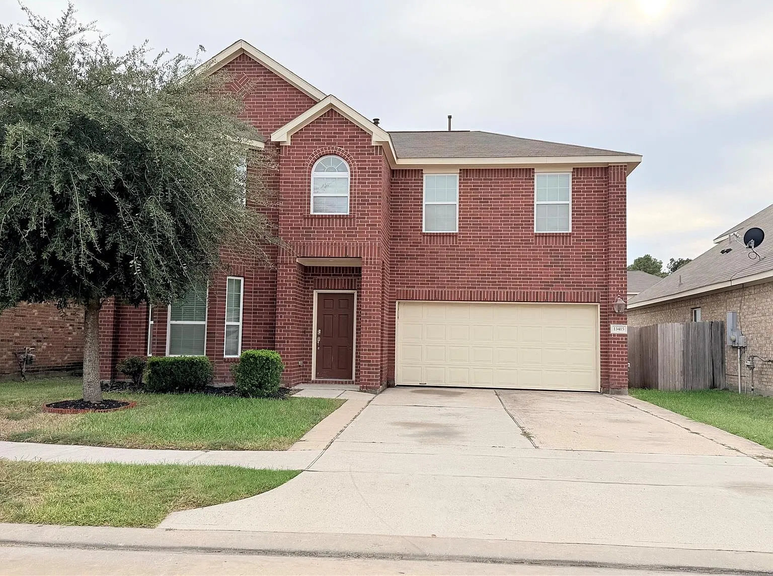 4 bed, 2.5 bath, 2640 sqft, $2,200 — Photo 2
