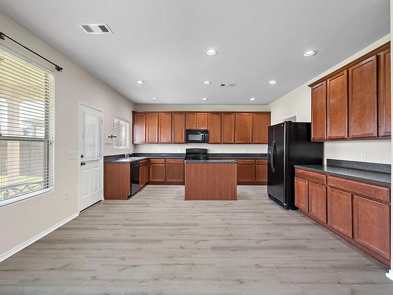 1418 S Maple Dr — Photo 1