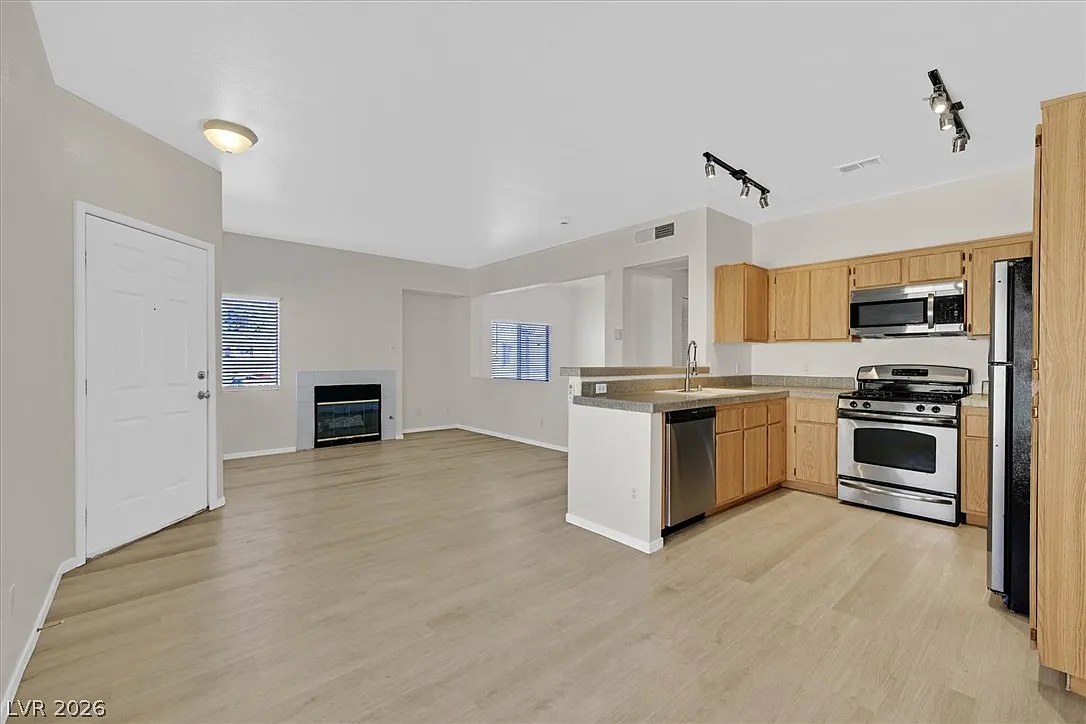 1 bed, 1.0 bath, 824 sqft, $1,299 — Photo 2