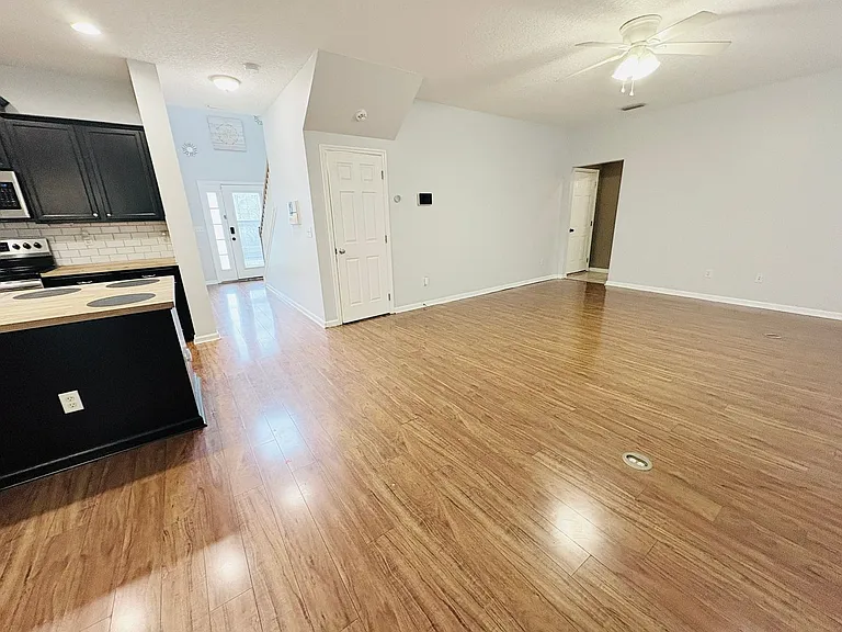 5950 Round Table Rd — Photo 6