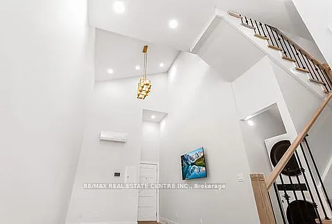 271 Queen St S #204 — Photo 9