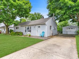 21 Ginny Ln, Bethpage, NY 11714
