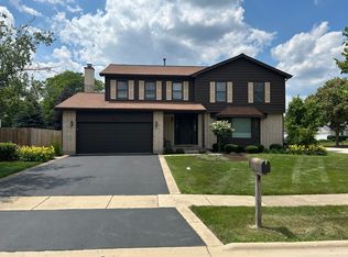 105 Golf View Cir, Prospect Heights, IL 60070