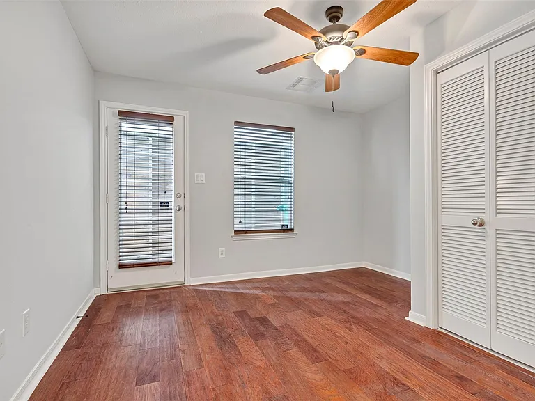 1508 Crocker St — Photo 4