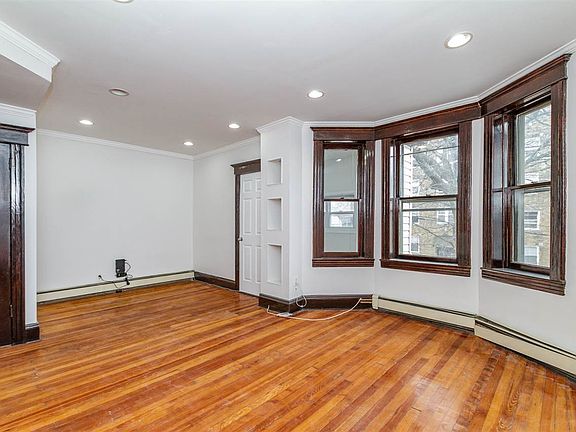 5th image of 130 Carlton Ave