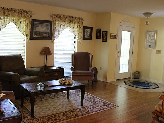 4th image of 6135 Black Walnut Dr