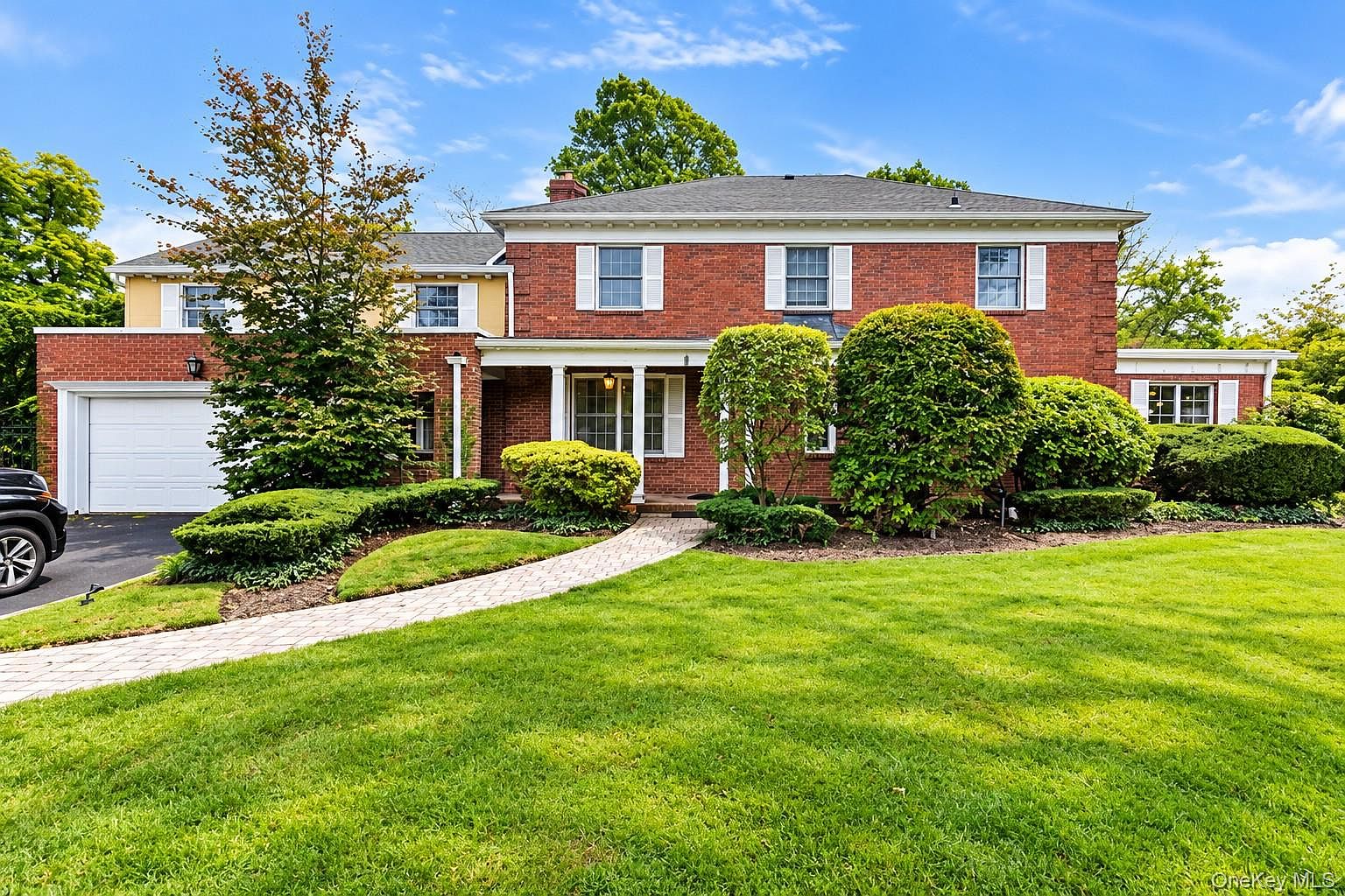 8 Keewaydin Road — Lawrence Yacht and Country Club