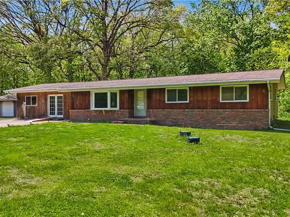 25 Sunset Dr, Oakwood, IL 61858