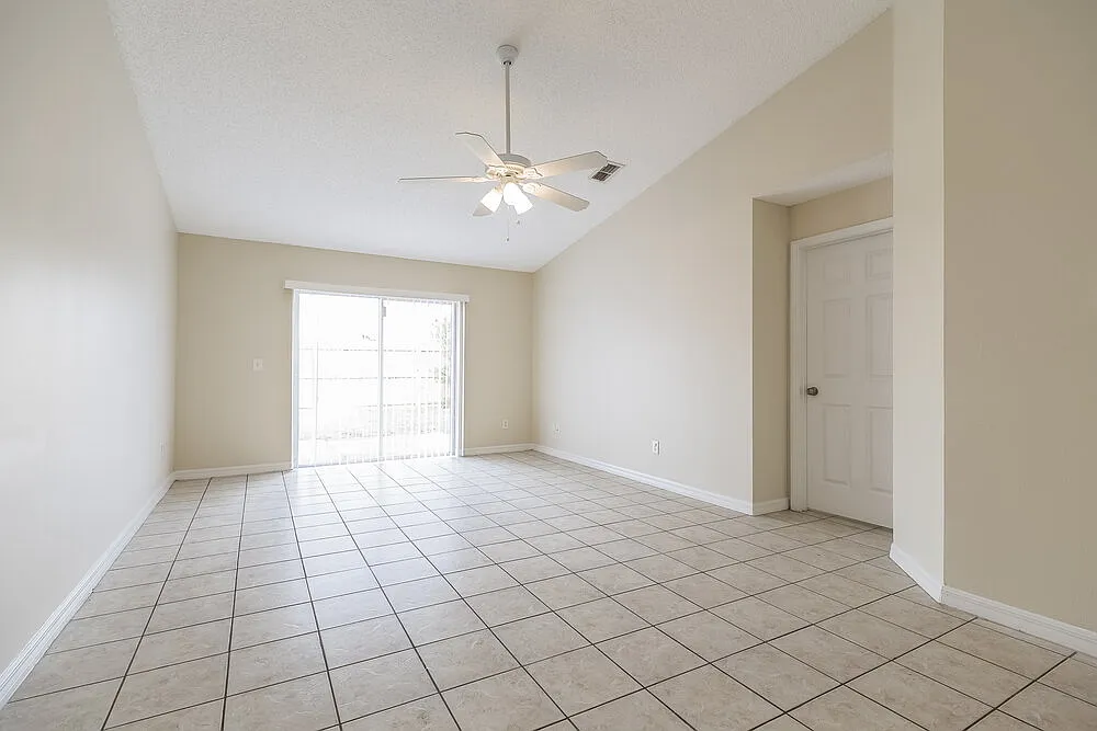 3 bed, 2.0 bath, 1330 sqft, $1,865 — Photo 4