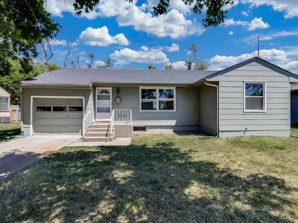 520 Harvey St, Halstead, KS 67056