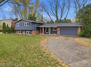 31112 Pickwick Ln, Beverly Hills, MI