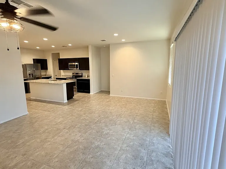 36439 W Pampoloma Ave — Photo 8